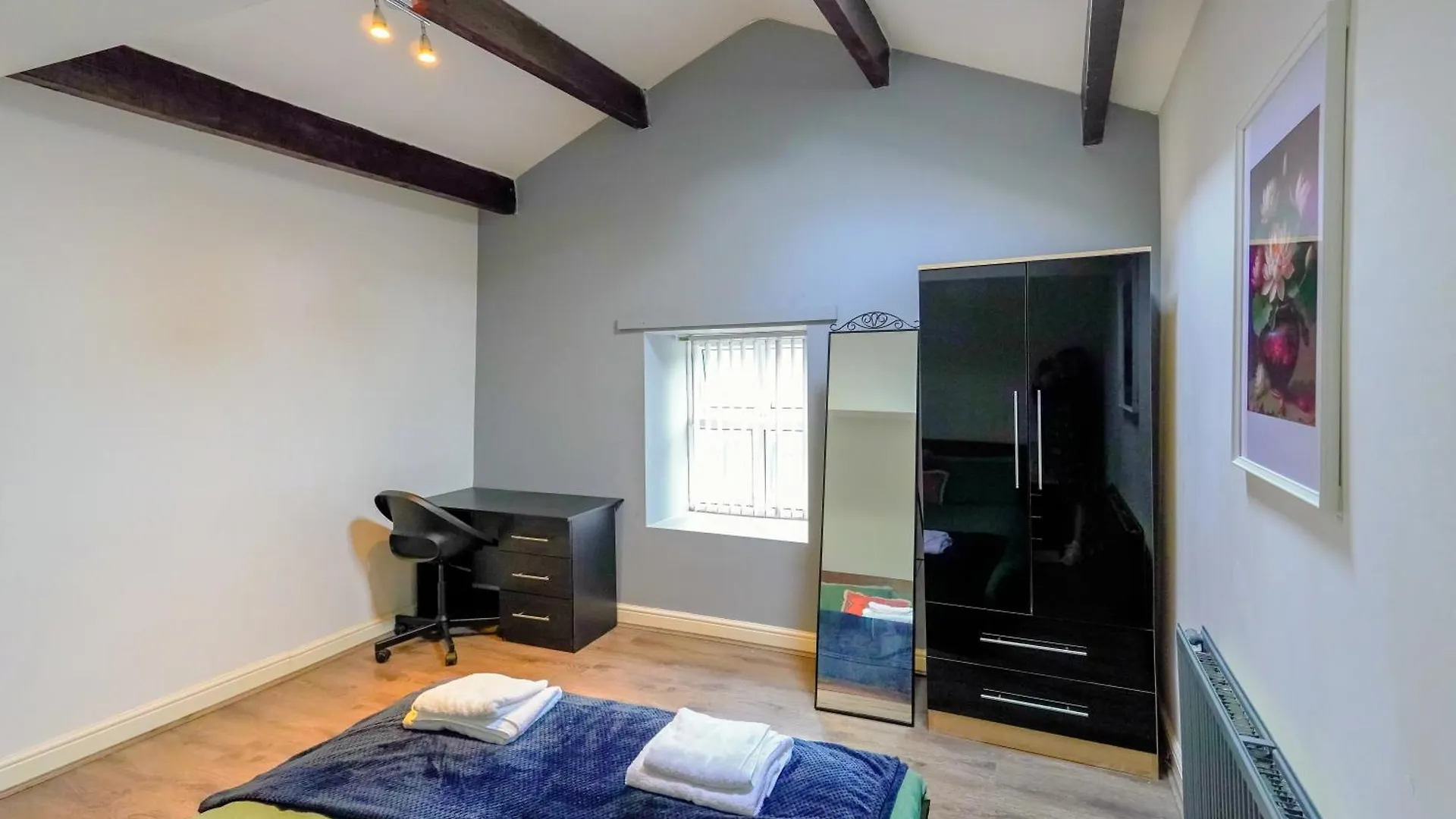 Headingley 2 Bedroom Cottage Flat Near Universities Shops& Park Leeds  Leeds (West Yorkshire)
