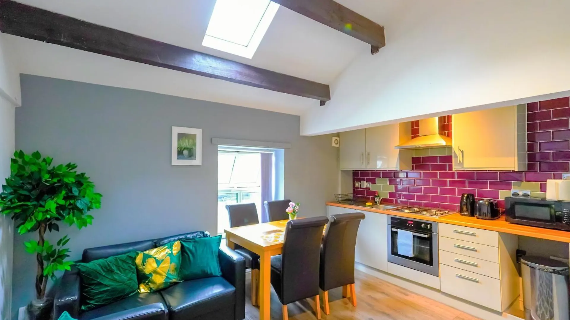Headingley 2 Bedroom Cottage Flat Near Universities Shops& Park Leeds