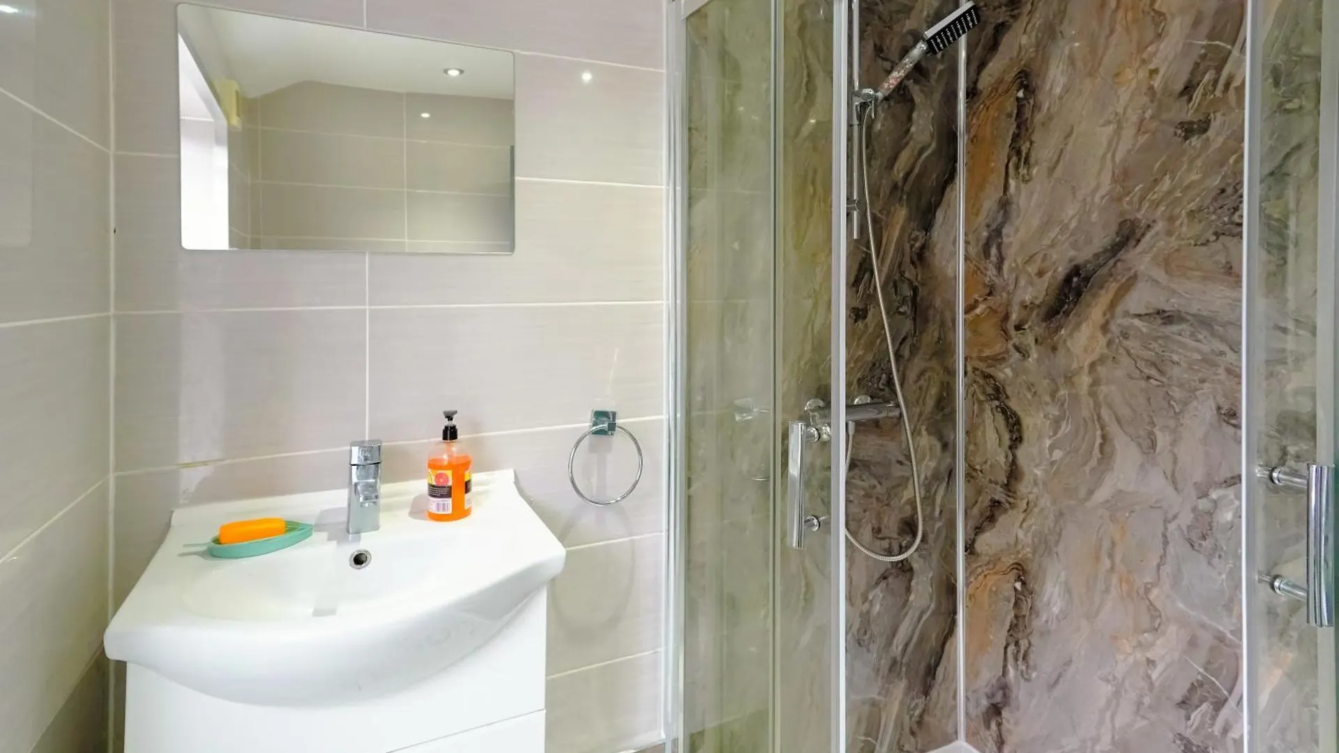 Headingley 2 Bedroom Cottage Flat Near Universities Shops& Park Leeds  Velká Británie