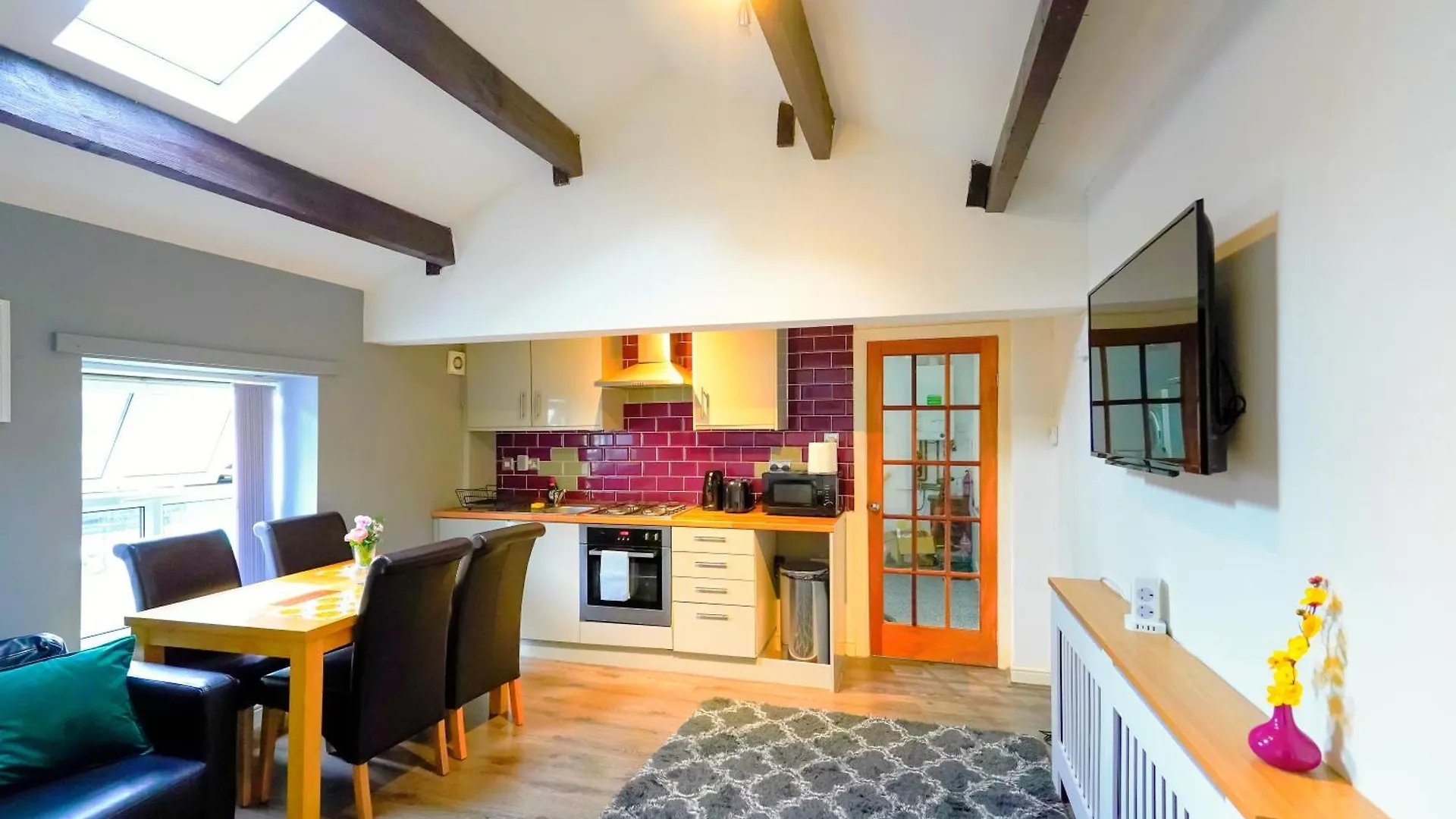 Headingley 2 Bedroom Cottage Flat Near Universities Shops& Park Leeds